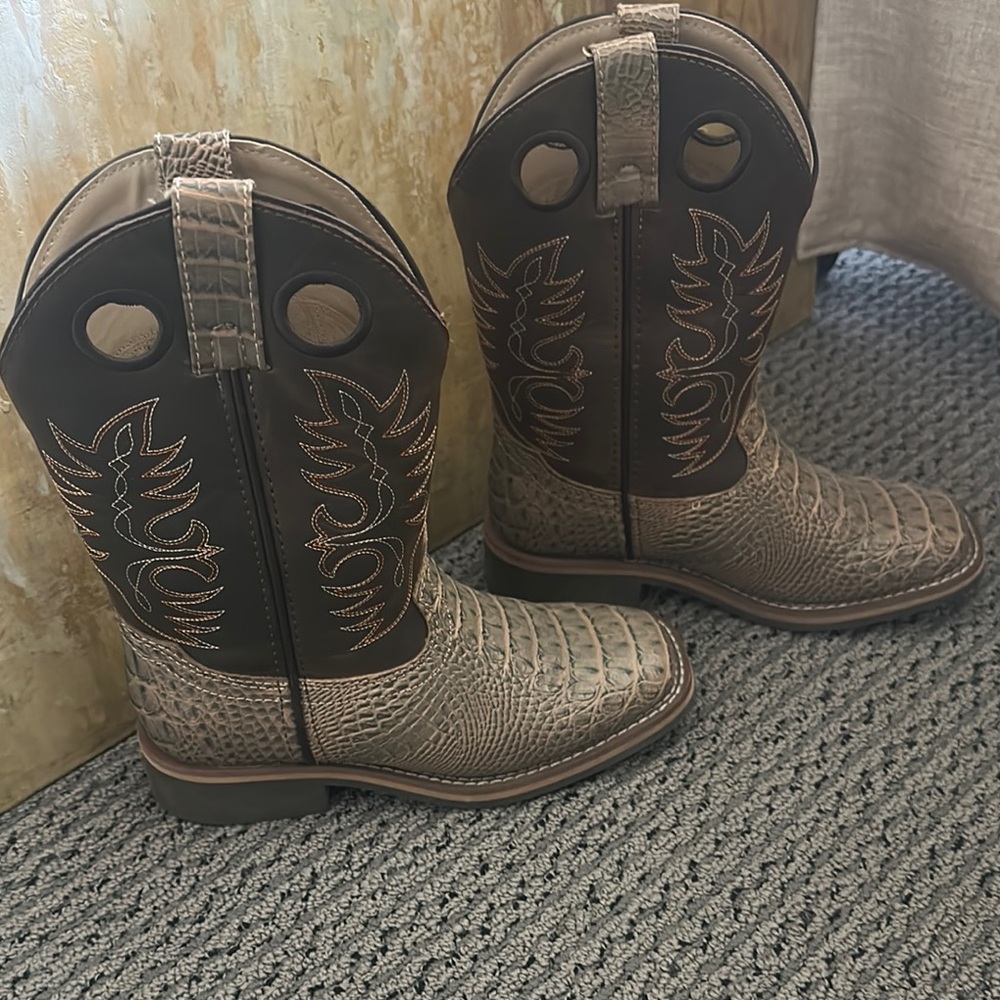 Classic Brown Western Boots with Ornate Stitching